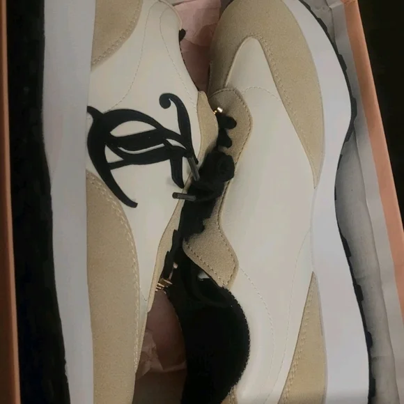 Womens JUICY COUTURE New In Box Tan And WHITE Sneakera - Picture 7 of 8